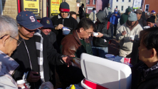 브로드웨이 성인영화관 앞에서 부활절 예배 후 거리급식이 나눠지는 모습.