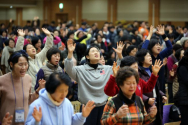 북한구원 금식기도성회 둘째 날, 한 마음으로 기도하고 있는 성도들의 모습.