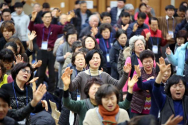 제21차 북한구원 금식성회 셋째날 집회에 모인 성도들이 뜨겁게 기도하고 있다.