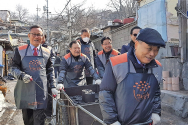 한국교회연합(대표회장 권태진 목사)은 지난 2월 21일 오전 10시30분 서울 중계동 104번지 백사마을에서 가난한 이웃을 위해 사랑의 연탄 3만장을 전달하고 나누는 뜻깊은 행사를 가졌다.