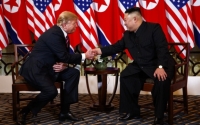 트럼프 대통령과 김정은 위원장이 의장에 앉아 악수하는모습