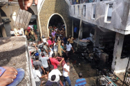 4월 21일 주일 부활절 예배 중 자살폭탄 테러가 발생한 시온교회. 폭발로 외벽과 오토바이들이 심하게 파괴되었다.