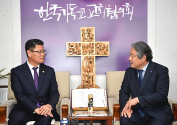 왼쪽이 김연철 신임 통일부장관, 오른쪽은 NCCK 총무 이홍정 목사.