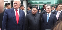 좌로부터 트럼프 미국 대통령, 김정은 북한 국무위원장, 문재인 대한민국 대통령. 이 세 사람이 6월 30일 오후 판문점에서 역사적인 만남을 가졌다.