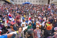 다시금 광화문 &#039;10.25 문재인 퇴진 철야 국민대회&#039;에 모인 수많은 시민들의 모습.