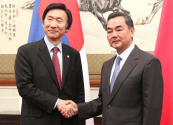 윤병세 외교부 장관이 왕이 외교부장과 베이징 댜오위타이 국빈관에서 회담하고 있다.