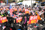 매주 토요일마다 광화문 광장에서 문재인 퇴진을 촉구하는 집회를 이어가고 있는 &#039;국민혁명&#039;(대표의장 전광훈 목사) 본부가 16일에도 동 장소에서 어김없이 모여든 시민들과 함께 &#034;위기의 대한민국을 살려내자&#034;며 목소리를 높였다.과