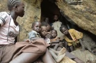 폭격을 피해 동굴에 피신해 있는 누바족 주민들