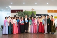 효성중앙교회 교인들이  26일 주일 한복을 입고 단체사진을 찍은 모습 