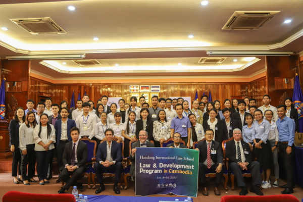캄보디아에서 법과 발전 컨퍼런스 개최 단체 사진