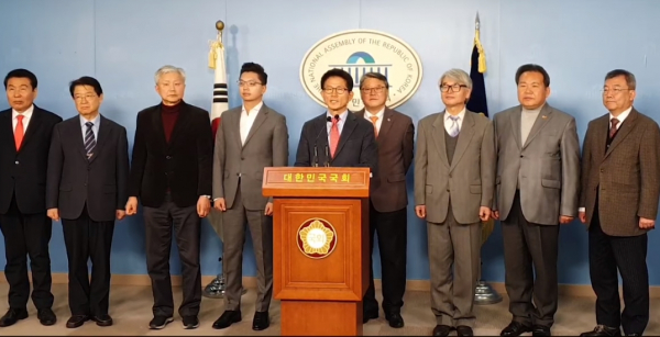 국회 정론관에서 열린 자유통일당과 우리공화당 통합 기자회견에서 김문수 자유통일당 대표가 질의응답을 받고 있다. 