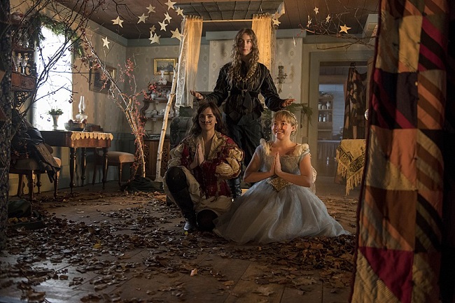 영화 '작은 아씨들'(2020) 스틸컷. 연극을 꾸미며 즐거운 시간을 보내는 조, 메그, 에이미. (시얼샤 로넌, 엠마 왓슨, 플로렌스 퓨)