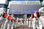 대구 남구 대명동 신천지 대구교회 앞에서 육군 제2작전사령부 소속 19화생방대대 장병들로 구성된 육군 현장지원팀이 방역작전을 펼치고 있다.