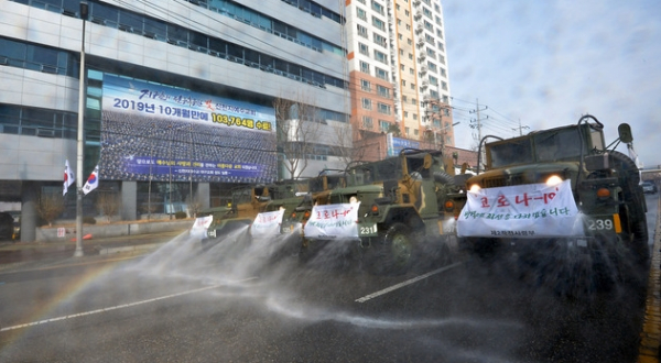 대구 남구 대명동 신천지 대구교회 인근 도로에서 육군 제2작전사령부 소속 군 제독 차량이 방역작전을 펼치고 있다.