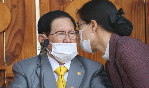 이만희 신천지 총회장이 2일 경기 가평군 평화의 궁전에서 코로나19 사태와 관련한 취재진의 질문을 관계자를 통해 전해 듣고 있다.