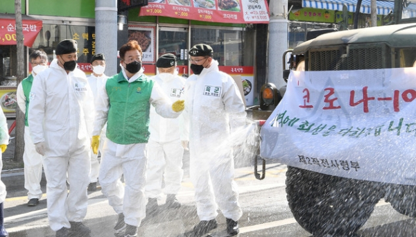 이철우 경북도지사(가운데)가 ‘코로나19 일제방역의 날’을 맞아 경산시에서 군부대 차량 소독을 지시하고 있다.