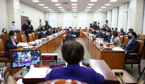 전혜숙 행정안전위원회 위원장이 4일 서울 여의도 국회에서 열린 행정안전위원회 전체회의를 주재하고 있다. 