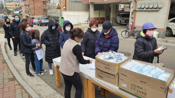 백송교회가 지역주민들에게 마스크를 제작해 전달하고 있다.