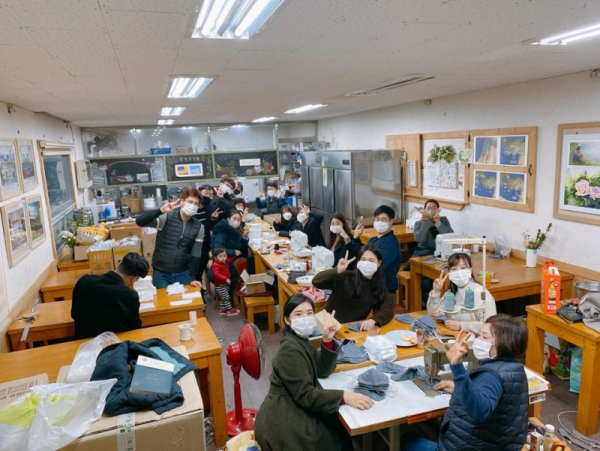 백송교회 젊은 목회자들이 기쁘게 마스크 제작 작업을 하고 있다.