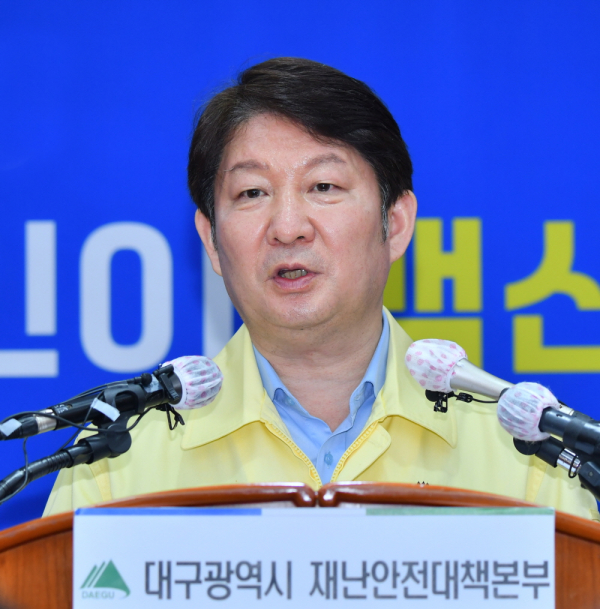 권영진 대구시장이 18일 오전 코로나19 관련 정례브리핑을 진행하고 있다.