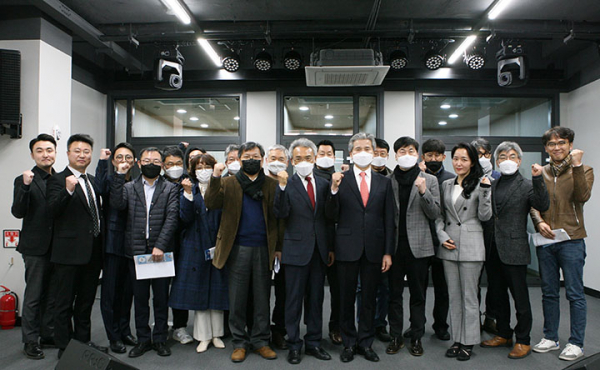 대학교육혁신단 스톡스대학 교육환경개선공사를 축하하며 기념촬영을 하고 있다.