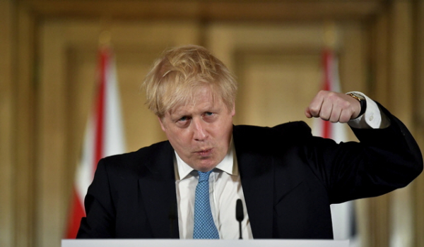 보리스 존슨 영국 총리가 19일(현지시간) 런던 다우닝가 10번지 총리 관저에서 신종 코로나바이러스 감염증(코로나19)에 관한 기자회견을 하며 주먹을 불끈 쥐고 있다.