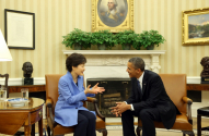 백악관에서 열린 한ㆍ미정상회담에서 박근혜 대통령과 버락 오바마 미국 대통령이 밝은 표정으로 이야기하고 있다.