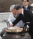 문재인 대통령이 27일 국립대전현충원에서 열린 서해수호의 날 기념식에 참석해 분향하는 가운데 한 유가족이 대통령에게 질문을 하고 있다.