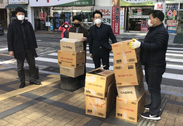 부산 새한교회가 코로나19 극복에 헌신하는 주민센터 직원들에게 간식을 전달하고 있다 