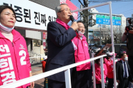 김종인 미래통합당 총괄선대위원장이 3일 인천 미추홀구 신기시장 앞 사거리에서 유세차에 올라 거리유세를 하고 있다.