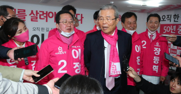 김종인 미래통합당 총괄선대위원장이 5일 대전 중구 이은권 미래통합당 21대 총선 후보자 사무실에서 열린 대전 권역 선거대책위원회 회의에 참석해 회의를 끝내고 취재진의 질문에 답하고 있다.