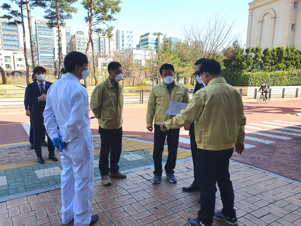 공무원들이 예배 현장 지도점검을 하고 있는 모습. ⓒ 성남시