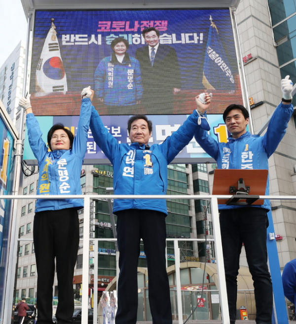 이낙연 더불어민주당 공동상임선대위원장이 6일 경기 고양시 화정역 앞에서 경기 고양시갑 문명순 후보, 경기 고양시을 한준호 후보 지원유세를 하고 있다.