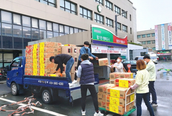 전남 나주교회 교인들이 정성껏 마련한 생필품 300상자를 실은 트럭이 대구광역시 남구청에 도착해 물품을 내리고 있다. ⓒ 나주교회