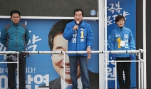 제21대 총선에서 서울 종로구에 출마하는 더불어민주당 이낙연 후보가 차량유세를 벌이고 있는 모습. ⓒ 뉴시스