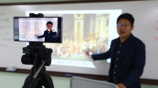 중3·고3부터 온라인으로 개학을 시작한 9일 서울 성동구 도선고등학교에서 세계사 교사가 2학년 학생들을 위한 동영상 수업을 촬영하고 있다.