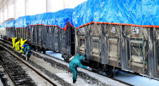 북한 신의주에서 신종 코로나바이러스 방역을 위해 화물열차에 소독액을 뿌리는 모습을 지난달 4일 북한 관영 매체가 공개했다. (될수있음 썸네일로)