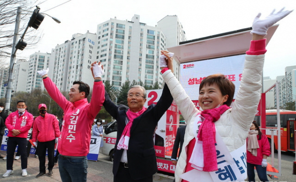 김종인 미래통합당 총괄선대위원장이 11일 경기 성남시 분당구 초림삼거리 분당중앙공원 입구에서 열린 미래통합당 성남분당구 지역 후보자들의 지원연설에 참석해 미래통합당 제21대 총선 경기 성남시분당구갑 김은혜 후보자, 남동구을 성남시분당구을 김민수 후보자와 함께 유권자들에 손을 들어 인사를 하고 있다.