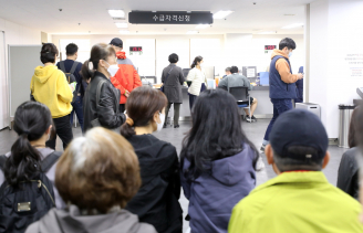 13일 오전 서울 마포구 서울서부고용복지플러스센터 수급자격신청 상담창구에서 구직자들이 상담을 받기 위해 대기하고 있다. 정부가 발표한 3월 노동시장 동향에 의하면 지난달 구직급여 신규신청자는 15만 6000명으로 지난해 대비 3만 1000명 증가한 것으로 나타났다. 실업급여 수혜액은 8932억원을 지급해 지난달 역대 최대치를 기록한 7819억원을 크게 뛰어넘었다. ⓒ 뉴시스