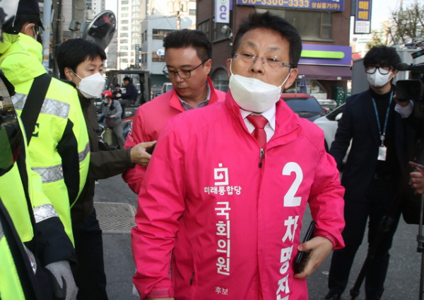 경기 부천시병 차명진 후보가 최근 서울 영등포 미래통합당 당사에서 열리는 윤리위원회에 참석하기 위해 입장하는 모습. ⓒ 뉴시스