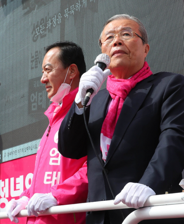 김종인 미래통합당 총괄선대위원장이 13일 충북 제천시 제천중앙시장 광장에서 열린 제21대 총선 충북 제천시단양군 엄태영 미래통합당 후보자 지원유세에서 엄태영 후보자의 지지를 호소하고 있다. ⓒ 뉴시스