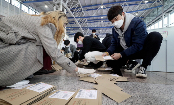 제21대 국회의원 선거 사전투표가 끝난 11일 오후 서울 용산구 서울역에 마련된 남영동 사전투표소에서 선거관계자들이 사전투표용지 분류작업을 하고 있다.