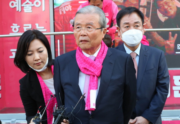 김종인 미래통합당 총괄선대위원장이 14일 서울 광진구 신한은행 자양동지점 앞에서 열린 제21대 총선 서울 광진구을 오세훈 미래통합당 후보자 지원유세를 끝내고 취재진의 질문에 답하고 있다. 