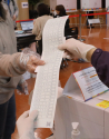  제21대 국회의원선거 사전투표일인 10일 오전 경기도 고양시 덕양구청에 마련된 사전투표소에서 한 유권자가 투표용지를 받고 있다.