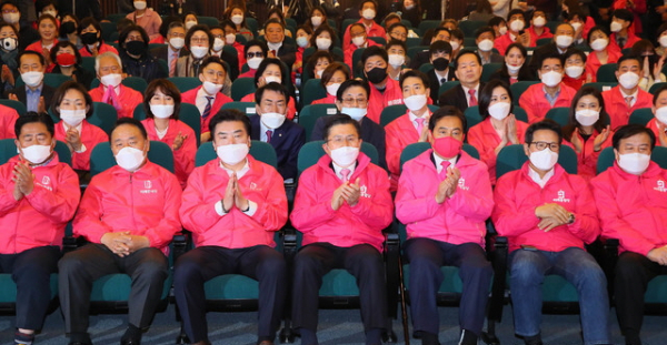 미래통합당 황교안 대표, 김종인 총괄선대위원장과 비례위성정당인 미래한국당 원유철 대표 등이 제21대 총선일인 15일 오후 서울 여의도 국회도서관 강당에 마련된 개표상황실에서 개표방송을 시청하던 중 방송사 출구조사 결과에 굳은 표정을 짓고 있다. 