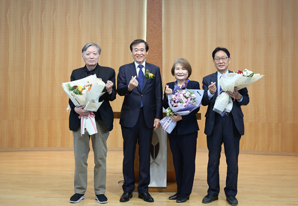 왼쪽부터 정완식 교수, 이광섭 총장, 최목화 교수, 곽덕환 교수