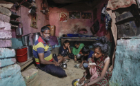 신종 코로나바이러스 감염증(코로나19)으로 인해 이동금지령이 떨어진 인도의 알라하바드에서 한 가족이 식사를 하고 있다. 유엔(UN)은 16일(현지시간) 새로운 보고서를 발표하고 &#034;신종 코로나바이러스 감염증(코로나19)의 사회적 경제적 영향이 수백만 명의 아이들에게 재앙이 될 수 있다&#034;고 밝혔다. 그러면서 빈민가, 난민 수용소, 분쟁 지역, 장애 아동은 더욱 큰 타격을 받고 있다고 했다. ⓒ 뉴시스