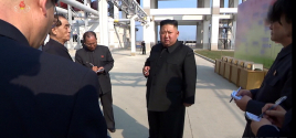 북한 조선중앙TV가 2일 김정은 국무위원장이 평안남도 순천에 있는 인비료공장 준공식에 참석했다고 보도하고 있다.