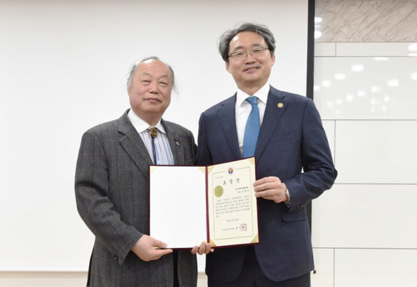 백진현 회장이 김철승 병원장에게 표창장을 수여하고 있다.