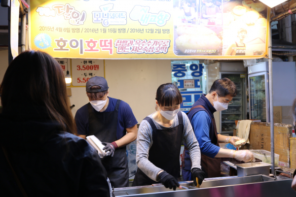 호떡을 만들고 있는 이영상, 안지선 사장 부부